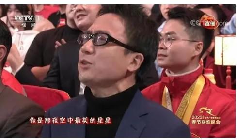 想当第二个大衣哥？一首歌赚10个亿，歌曲上春晚人却上不了台面-第40张图片-九妖电影