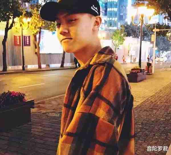 成功变形计的王晨正：为爷爷花几十万盖房，在其逝世时千里奔丧-第2张图片-九妖电影