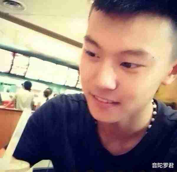 成功变形计的王晨正：为爷爷花几十万盖房，在其逝世时千里奔丧-第8张图片-九妖电影