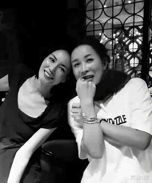 网友偶遇王菲带女儿李嫣看演唱会，状态不错，她还能开演唱会吗-第4张图片-九妖电影