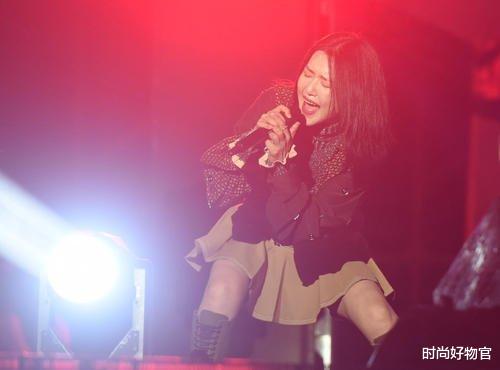 谭维维健身7年总算没白费，运动装难掩S型曲线，好身材全靠“练”-第2张图片-九妖电影