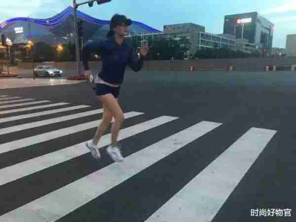 谭维维健身7年总算没白费，运动装难掩S型曲线，好身材全靠“练”-第14张图片-九妖电影