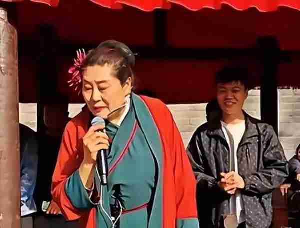 王婆说媒换人了，赵梅因病请假一个月，网友称：有内幕？-第4张图片-九妖电影