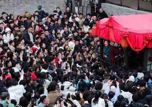王婆说媒换人了，赵梅因病请假一个月，网友称：有内幕？-第5张图片-九妖电影