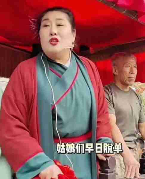 王婆说媒换人了，赵梅因病请假一个月，网友称：有内幕？-第3张图片-九妖电影