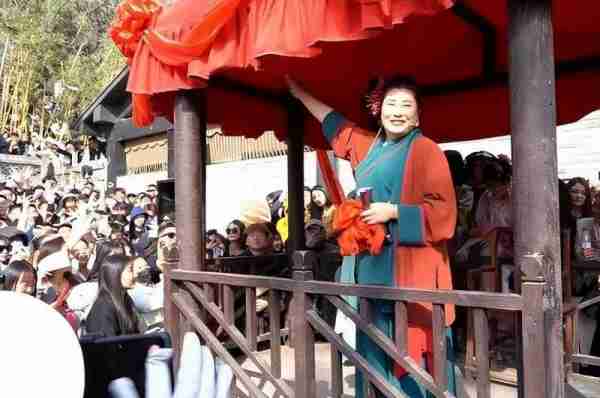 王婆说媒换人了，赵梅因病请假一个月，网友称：有内幕？-第6张图片-九妖电影