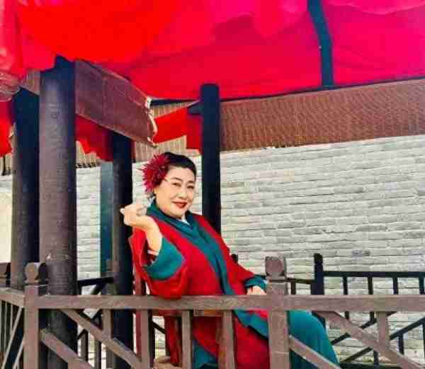 王婆说媒换人了，赵梅因病请假一个月，网友称：有内幕？-第8张图片-九妖电影