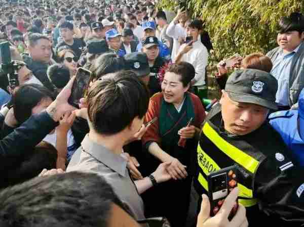 王婆说媒换人了，赵梅因病请假一个月，网友称：有内幕？-第7张图片-九妖电影