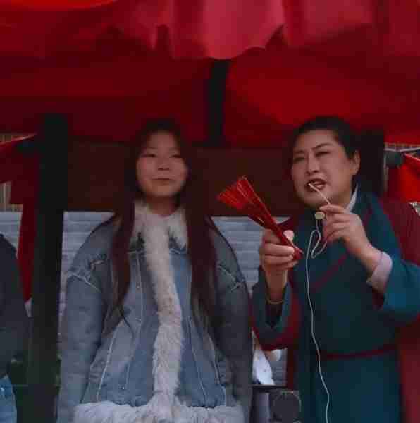 王婆说媒换人了，赵梅因病请假一个月，网友称：有内幕？-第9张图片-九妖电影