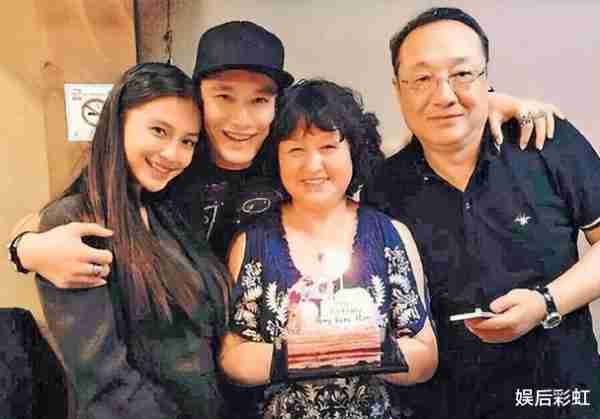 瞒了我们24年！原来她就是黄晓明的亲生母亲，难怪儿子能大红大紫！-第7张图片-九妖电影