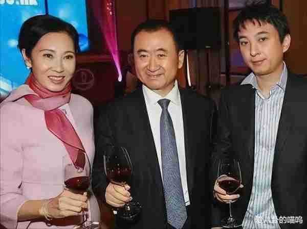 私生女风波后，王思聪在日本低调现身，带了个妹子脖子上还有草莓-第2张图片-九妖电影