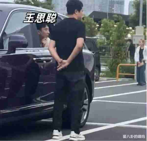 私生女风波后，王思聪在日本低调现身，带了个妹子脖子上还有草莓-第6张图片-九妖电影