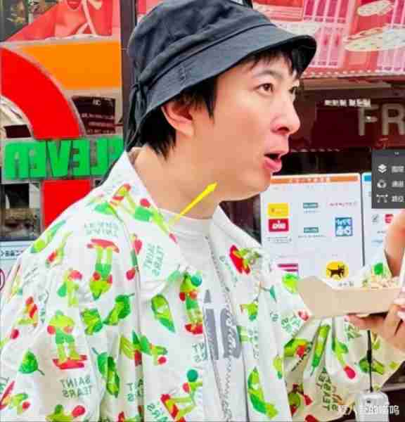 私生女风波后，王思聪在日本低调现身，带了个妹子脖子上还有草莓-第13张图片-九妖电影