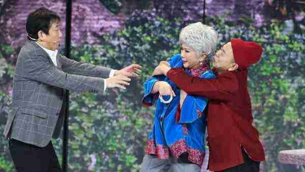 揭秘春晚内幕！这几位演员为何备受争议？你绝对无法想象！-第8张图片-九妖电影