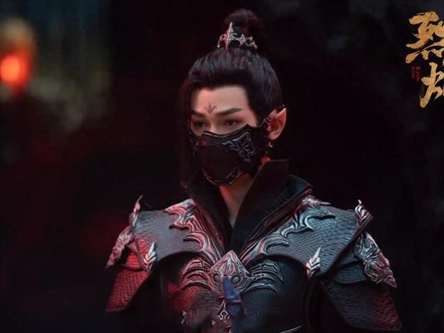 明明一个人，《偶像练习生》到《烈焰》，28岁的他戴了面具没认出-第1张图片-九妖电影