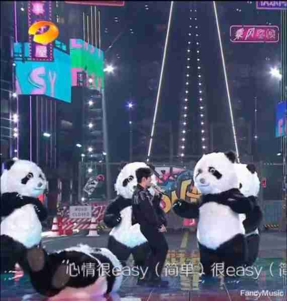 明星假唱、美女喊麦、歌声刺耳，2024年的跨年晚会翻车太多-第5张图片-九妖电影
