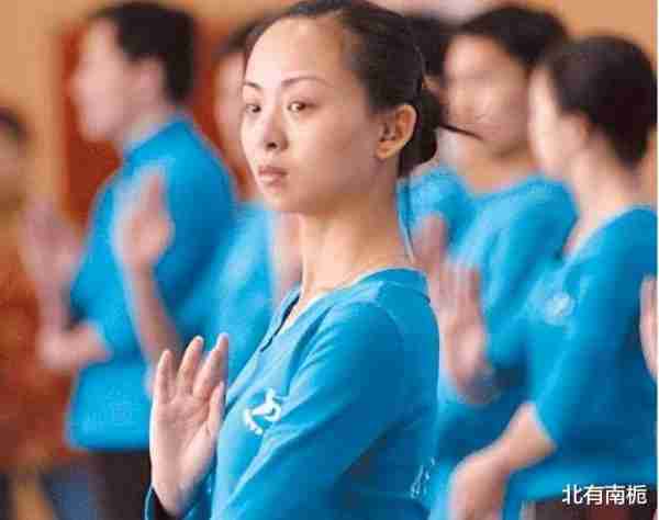 春晚《千手观音》聋哑人领舞，被百亿富商苦追8年，如今怎样？-第3张图片-九妖电影