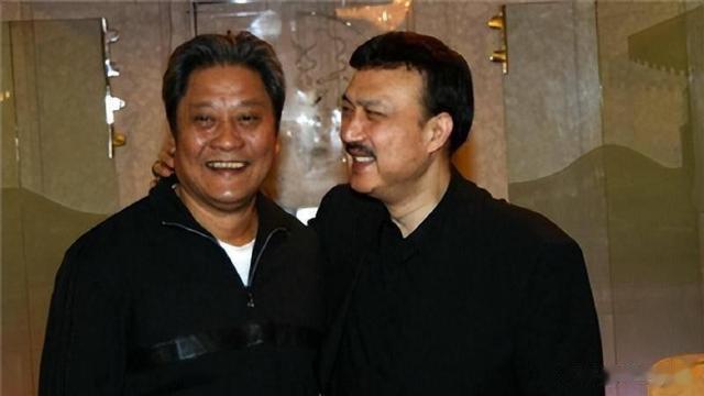 春晚一举成名,意外坠楼成“弱智”,被妻女抛弃,情人照顾他21年-第7张图片-九妖电影 春晚一举成名,意外坠楼成“弱智”,被妻女抛弃,情人照顾他21年-第7张图片-九妖电影