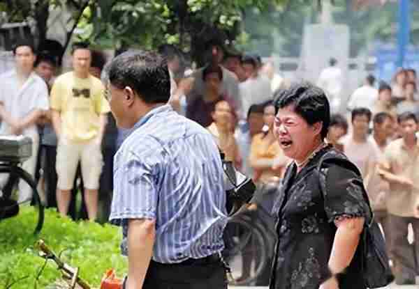 春晚一举成名,意外坠楼成“弱智”,被妻女抛弃,情人照顾他21年-第15张图片-九妖电影 春晚一举成名,意外坠楼成“弱智”,被妻女抛弃,情人照顾他21年-第15张图片-九妖电影