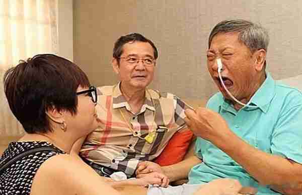 春晚一举成名,意外坠楼成“弱智”,被妻女抛弃,情人照顾他21年-第19张图片-九妖电影 春晚一举成名,意外坠楼成“弱智”,被妻女抛弃,情人照顾他21年-第19张图片-九妖电影