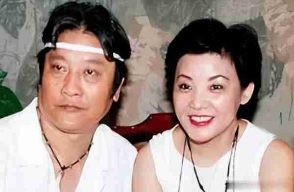 春晚一举成名,意外坠楼成“弱智”,被妻女抛弃,情人照顾他21年-第25张图片-九妖电影 春晚一举成名,意外坠楼成“弱智”,被妻女抛弃,情人照顾他21年-第25张图片-九妖电影