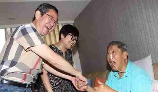 春晚一举成名,意外坠楼成“弱智”,被妻女抛弃,情人照顾他21年-第30张图片-九妖电影 春晚一举成名,意外坠楼成“弱智”,被妻女抛弃,情人照顾他21年-第30张图片-九妖电影
