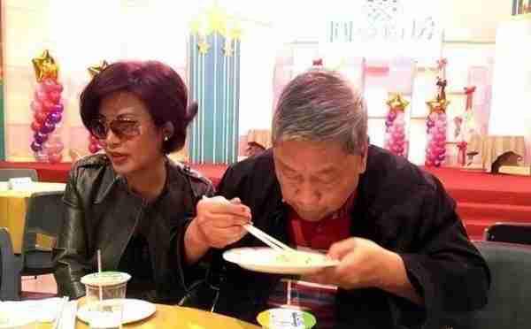 春晚一举成名,意外坠楼成“弱智”,被妻女抛弃,情人照顾他21年-第28张图片-九妖电影 春晚一举成名,意外坠楼成“弱智”,被妻女抛弃,情人照顾他21年-第28张图片-九妖电影
