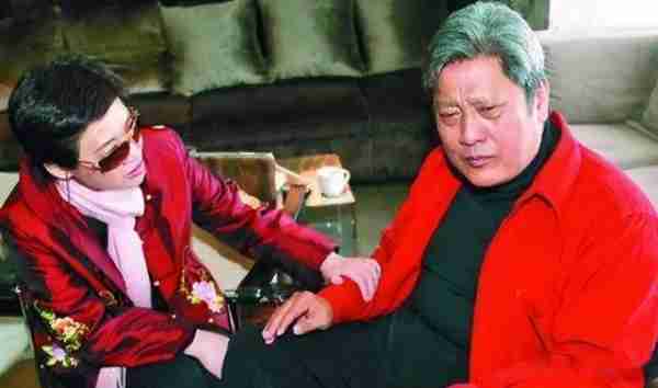 春晚一举成名,意外坠楼成“弱智”,被妻女抛弃,情人照顾他21年-第31张图片-九妖电影 春晚一举成名,意外坠楼成“弱智”,被妻女抛弃,情人照顾他21年-第31张图片-九妖电影