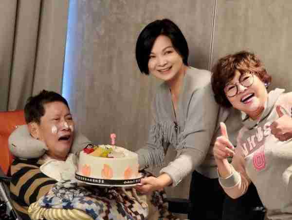 春晚一举成名,意外坠楼成“弱智”,被妻女抛弃,情人照顾他21年-第32张图片-九妖电影 春晚一举成名,意外坠楼成“弱智”,被妻女抛弃,情人照顾他21年-第32张图片-九妖电影