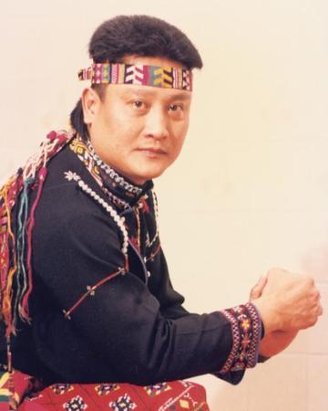春晚一夜成名，意外坠楼成“智障”，被妻女抛弃，情人照顾他21年-第1张图片-九妖电影