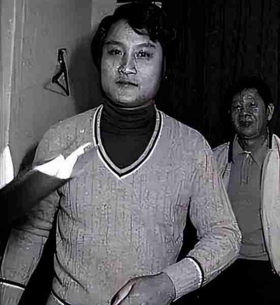 春晚一夜成名，意外坠楼成“智障”，被妻女抛弃，情人照顾他21年-第8张图片-九妖电影
