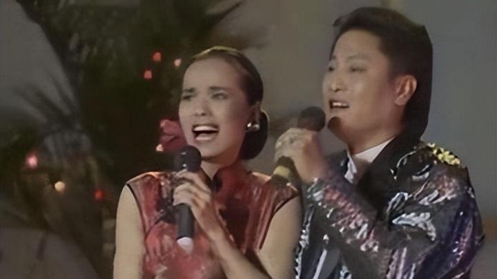 春晚一夜成名，意外坠楼成“智障”，被妻女抛弃，情人照顾他21年-第9张图片-九妖电影