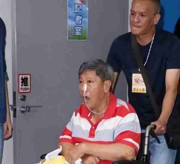 春晚一夜成名，意外坠楼成“智障”，被妻女抛弃，情人照顾他21年-第12张图片-九妖电影