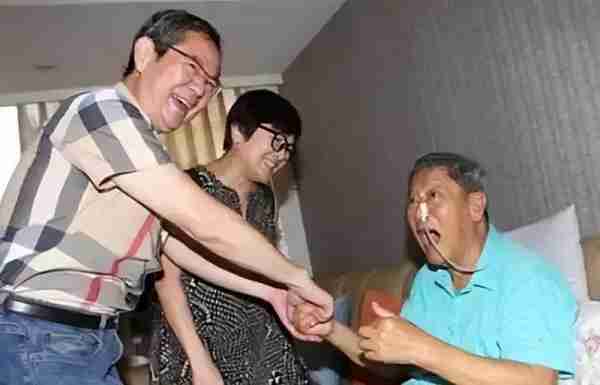 春晚一夜成名，意外坠楼成“智障”，被妻女抛弃，情人照顾他21年-第14张图片-九妖电影