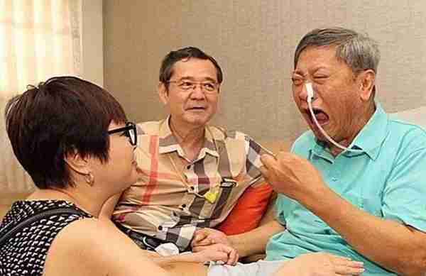 春晚一夜成名，意外坠楼成“智障”，被妻女抛弃，情人照顾他21年-第17张图片-九妖电影