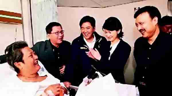 春晚一夜成名，意外坠楼成“智障”，被妻女抛弃，情人照顾他21年-第15张图片-九妖电影