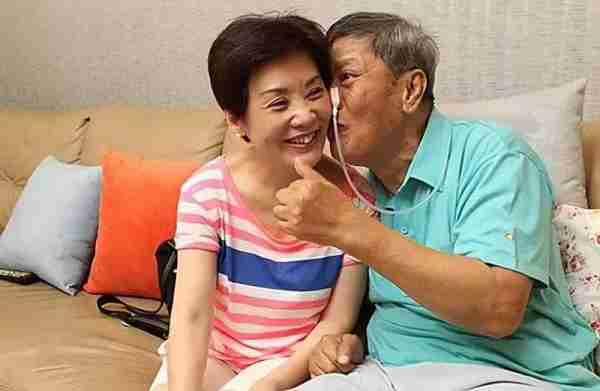 春晚一夜成名，意外坠楼成“智障”，被妻女抛弃，情人照顾他21年-第16张图片-九妖电影