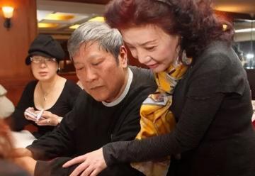 春晚一夜成名，意外坠楼成“智障”，被妻女抛弃，情人照顾他21年-第21张图片-九妖电影