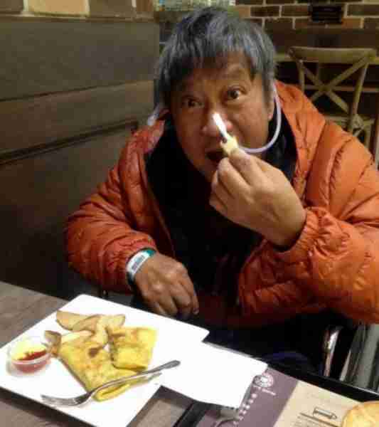 春晚一夜成名，意外坠楼成“智障”，被妻女抛弃，情人照顾他21年-第23张图片-九妖电影