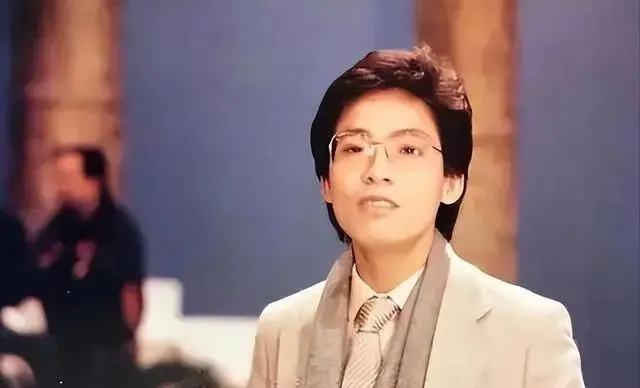 春晚一曲成名遭雪藏，如今身家丰厚倾囊回馈，爱国情怀震撼人心！-第1张图片-九妖电影
