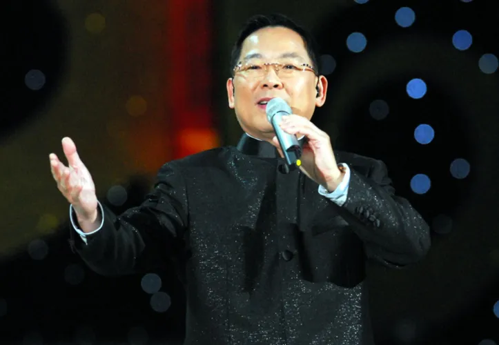 春晚一曲成名遭雪藏，如今身家丰厚倾囊回馈，爱国情怀震撼人心！-第4张图片-九妖电影