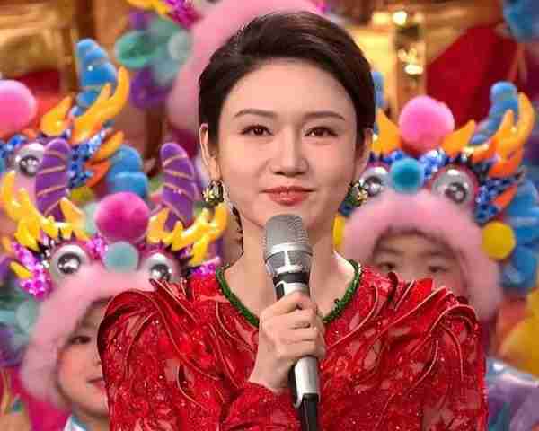 春晚主持人状态曝光！马凡舒红裙显腰细，龙洋酒窝抢镜头-第8张图片-九妖电影