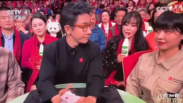 春晚出圈盘点：尼格买提露馅，老年版时代少年团，四美同台超养眼-第13张图片-九妖电影