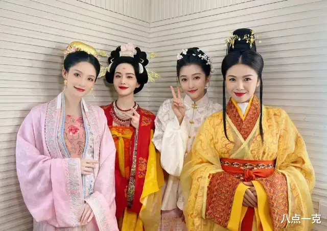 春晚出圈盘点：尼格买提露馅，老年版时代少年团，四美同台超养眼-第17张图片-九妖电影