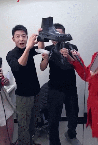 春晚后台：小尼小撒比鞋跟，杨幂唐嫣竟无交集，谢娜行为被批-第6张图片-九妖电影