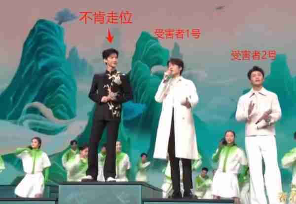 春晚失误瞬间：白敬亭占C位打乱节奏，热巴脚滑摔倒，沈腾嘴瓢-第1张图片-九妖电影