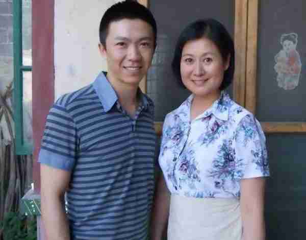 春晚常客黄晓娟：与初恋老公恩爱38年，如今儿子是她最大的骄傲-第3张图片-九妖电影