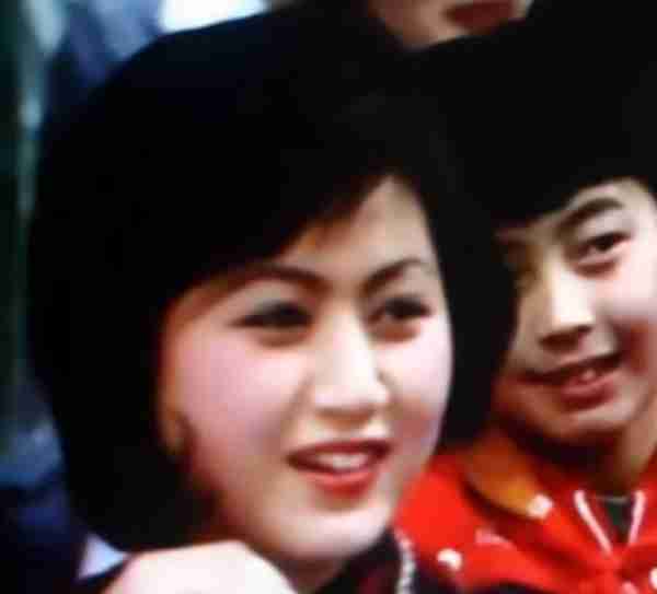 春晚常客黄晓娟：与初恋老公恩爱38年，如今儿子是她最大的骄傲-第2张图片-九妖电影