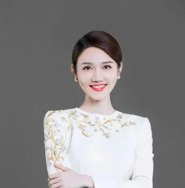 春晚新面孔：挤走董卿，龙洋如何成为央视新一代的代表？-第1张图片-九妖电影