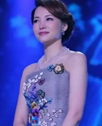 春晚新面孔：挤走董卿，龙洋如何成为央视新一代的代表？-第3张图片-九妖电影